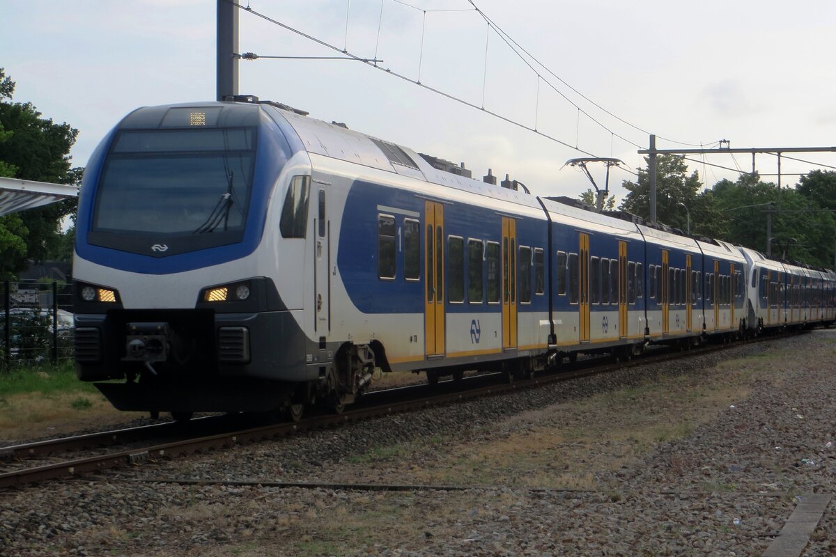 On the evening of 29 June 2023, NS 2503 enters Wijchen.