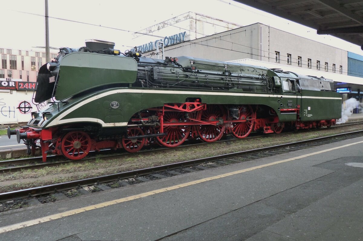 On the evening of 30 April 2016 ex-DR 18 201 stands in Poznan Glowny.