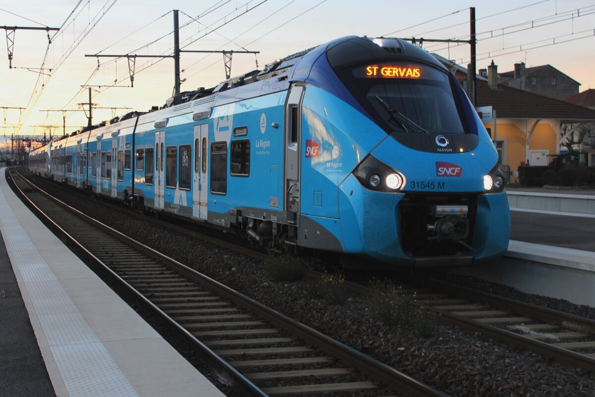 On the evening of 30 December 2023, SNCF Z-31545 calls at Amberieu with an express train to geneve.