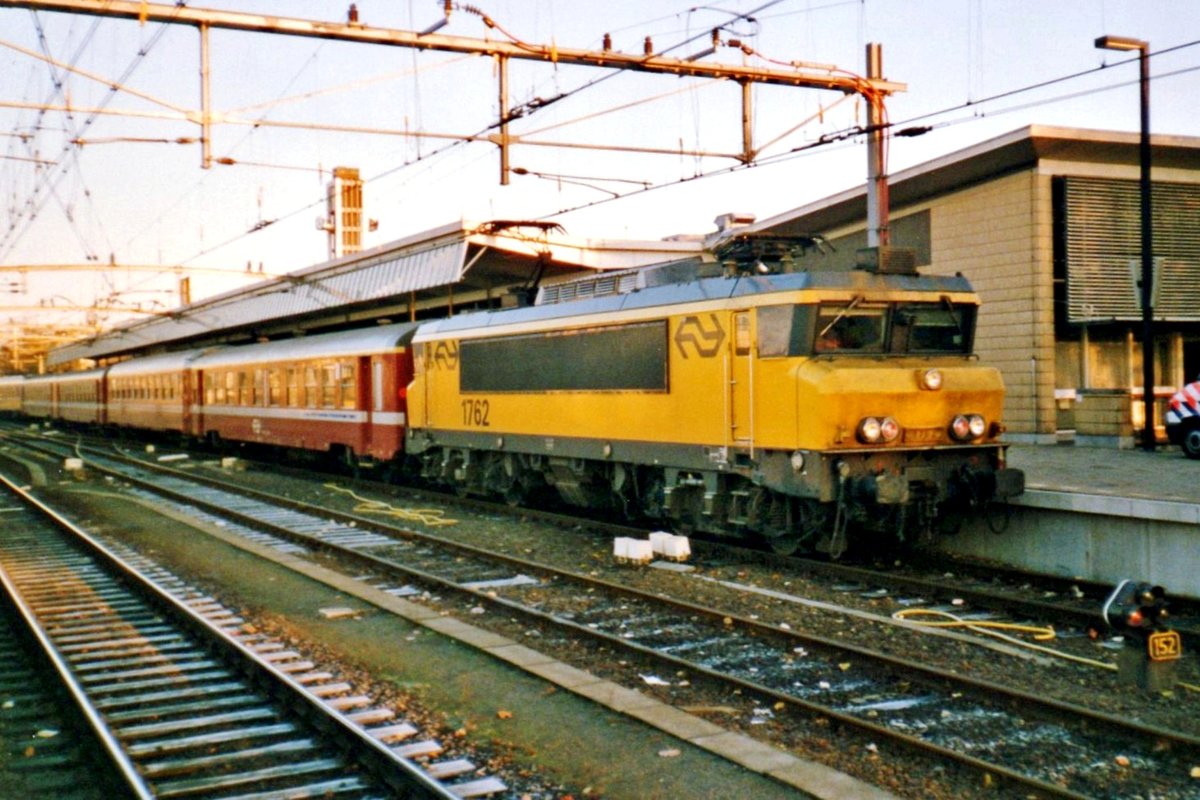 On the evening of 4 November 2001 NS 1762 calls at Venlo. The red coaches were build as SNCF UCI coaches, then sold to NMBS after the Belgians experienced a shortage of coaches and from 2003-2009 rented out to NS Reizigers. 
