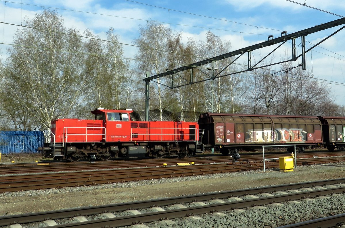 On the evening of 8 April 2021 ex-NS 6429 shunts at Blerick.