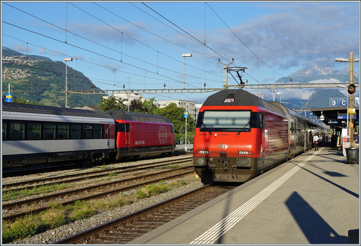 On the left a SBB Re 460 wiht his IR 90 on a weekend break an on the right a ohter Re 460 wiht his IR 90 on the way from Birg to Geneva in Sion. 

25.06.2022
