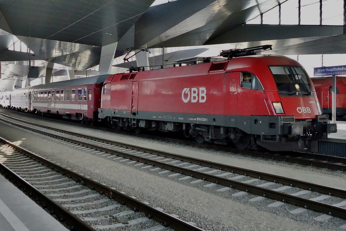 La mattina del 2 giugno 2015 la ÖBB 1016 029 traina un EuroCity di carri CFR verso Wien Hbf.