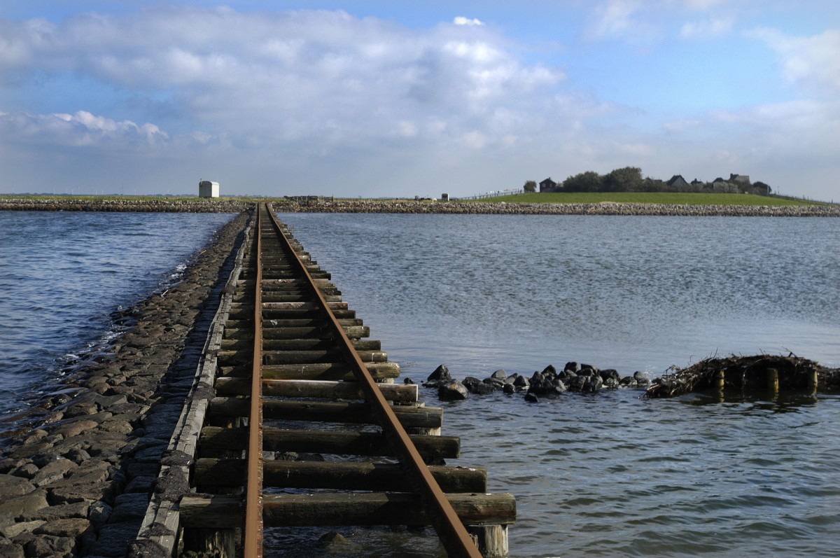 On the narrow gauge trolley railway from Dagebüll to the tiny islands of Oland and Langeness in the german part of the North Sea (Nordfriesland/Schleswig-Holstein).

Date: 22. september 2008.