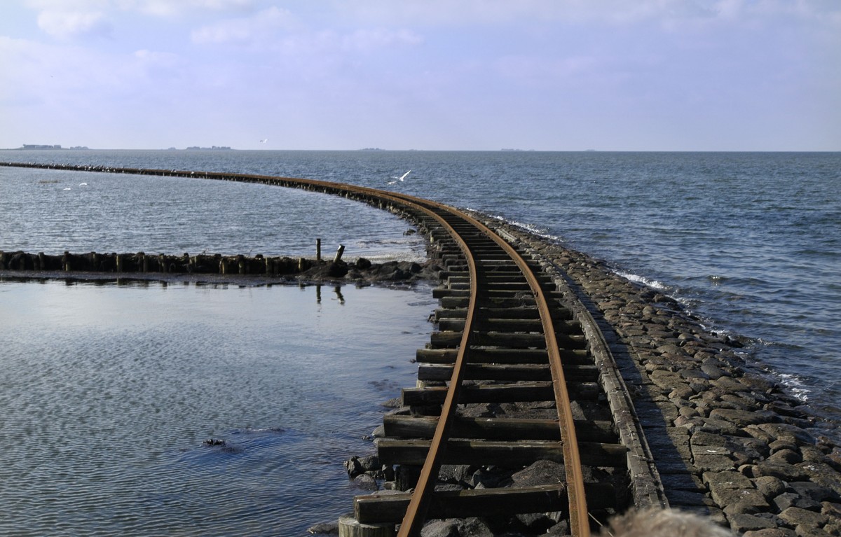 On the narrow gauge trolley railway from Dagebüll to the tiny islands of Oland and Langeness in the german part of the North Sea (Nordfriesland/Schleswig-Holstein).

Date: 22. september 2008.