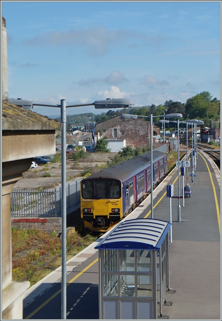 On the Plattform 6 in Exeter St David is waiting to his departure the 150 129.
14.05.2014