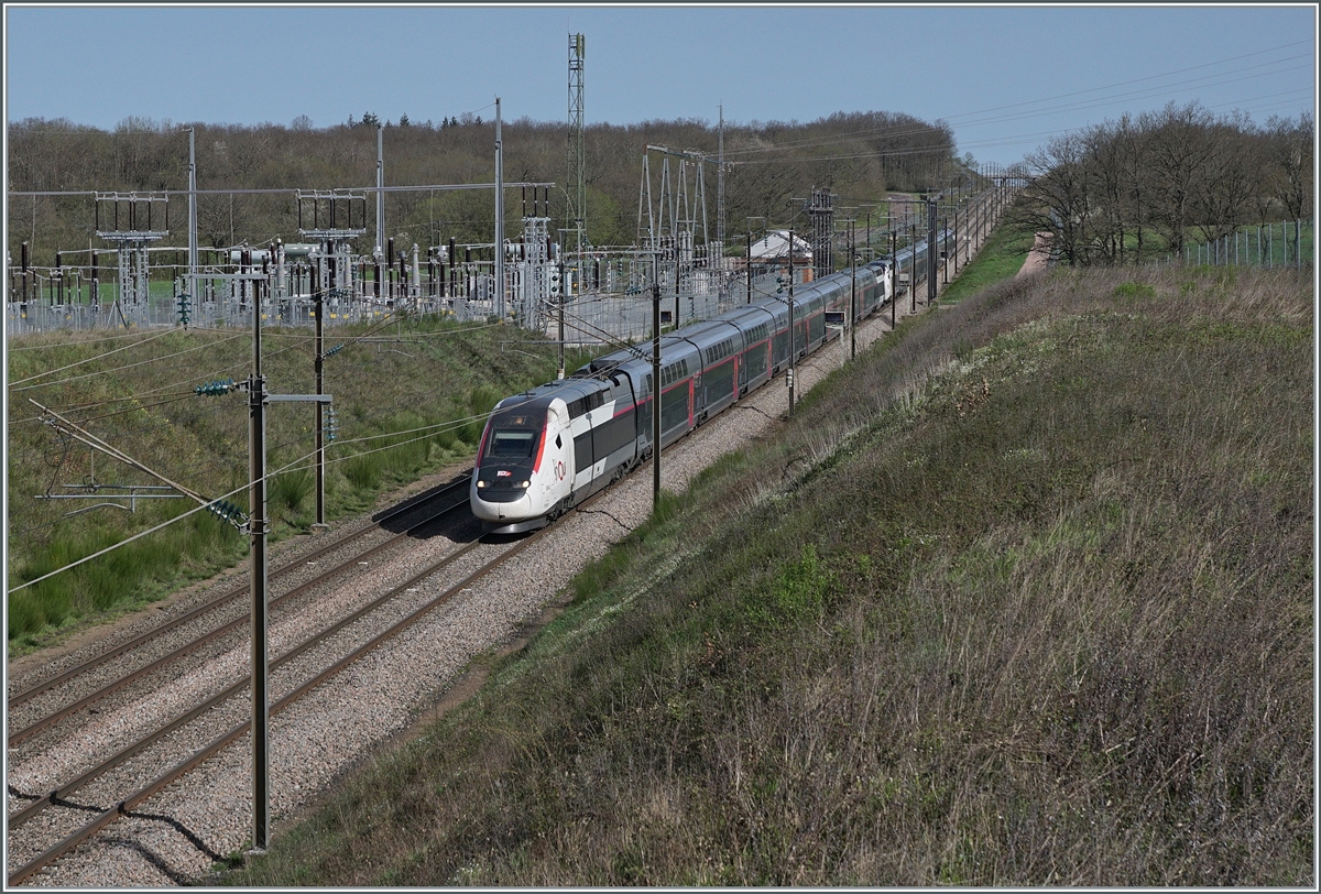 On the TGV route Paris - Lyon (or LGV 752000) at kilometer 257.7 is the TGV Rame 804 and another TGV Duplex heading south. It is not possible to determine with certainty which TGV connection it is. I assume that it is the TGV 9113/6033 from Paris to Barcelona Sants/Perpignan. On this section of the route near Saint Émiland the speed is limited to km/h 270; km/h 300 is only permitted again at km 254.6 in the north and from km 336.3 in the south.

April 6, 2024