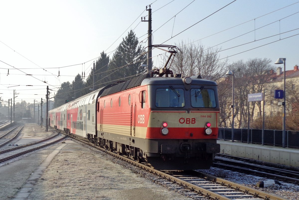 On the very first day of 2017, chessboard sporting 1144 092 pushes a regional train out of Wien-Heiligenstadt.