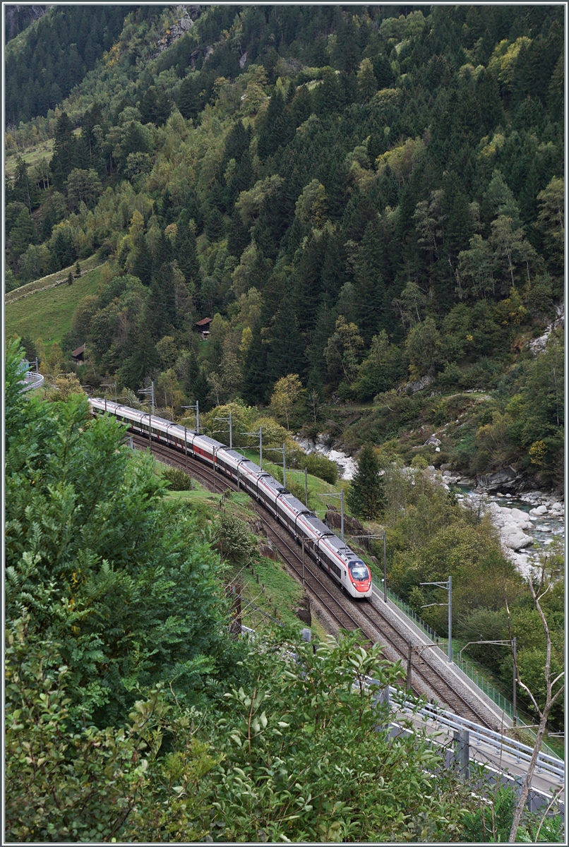 On the way on the Gotthard Railway - the journey of the IC 2 667 on the way from Basel SBB to Lugano , consisting of two SBB RABe 501  Twindexx  near Wassen in four pictures:
Coming from Pfaffensprung, the train reaches Wassen on the lowest level. 

Oct 19, 2023