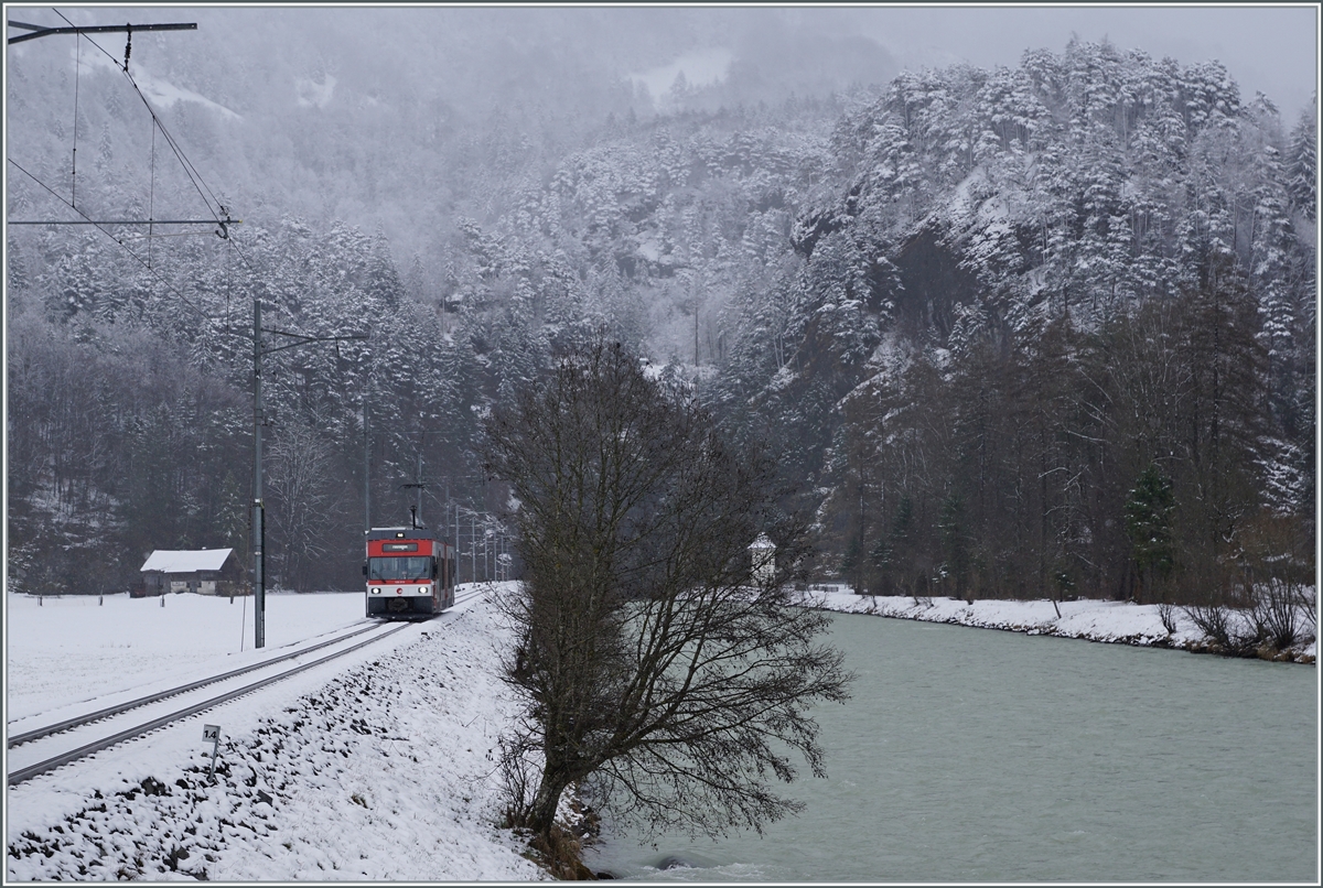 On the way to Meiringen shortly after leaving the Aareschlucht, the ex CEV Be 2/6 7004  Montreux, as Be 125 013, is on the move with the Zentralbahn. March 16, 2021