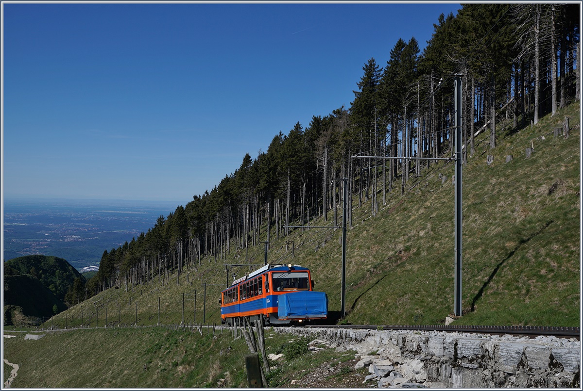 On the way to the summit: A MG Bhe 4/8 near Generoso Vetta.
20.05.2017 