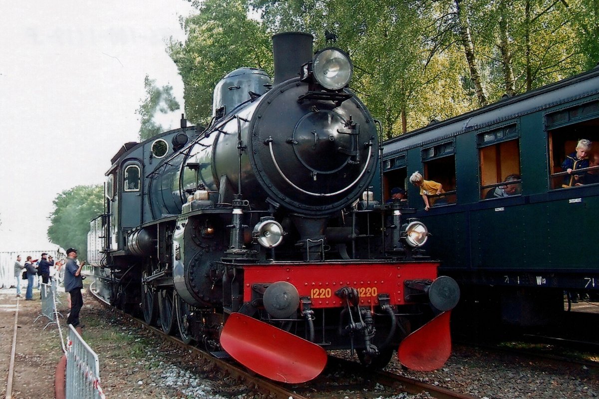 On4 September 2007 ZLSM 1220 was guest with the VSM and is seen here at Loenen.