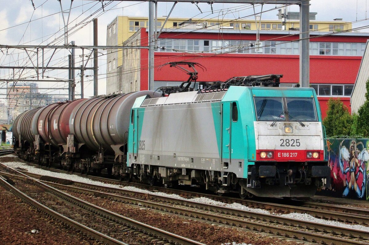 One of many tank trains is hauled by 2825 through Antwerpen-Berchem on 3 September 2015.