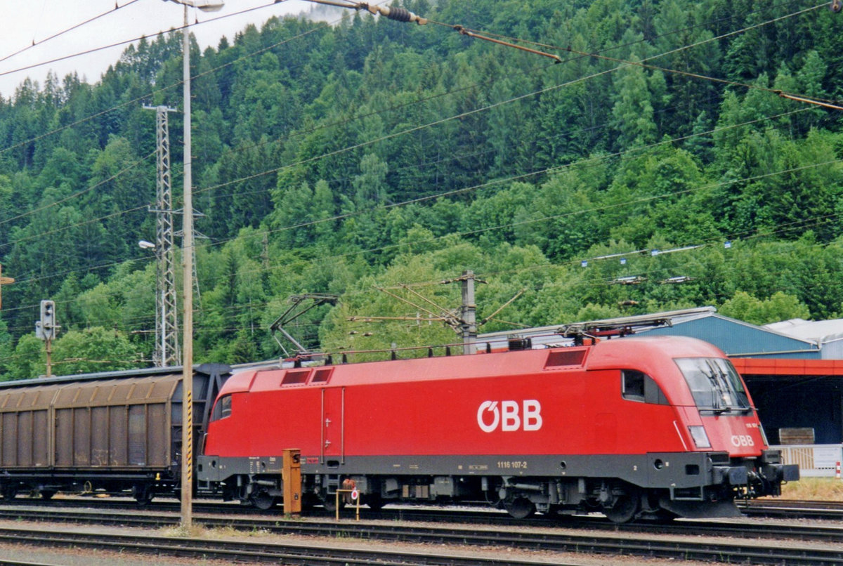 One of the first ÖBB Tauri to have the new ÖBB logo was 1116 107, seen here on 29 May 2004 at Schwarzach St.-Veit.