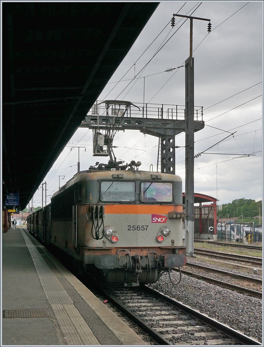One of the last SNCF BB 25500; the SNCF BB 25657 in Strasbourg.

28.05.2019