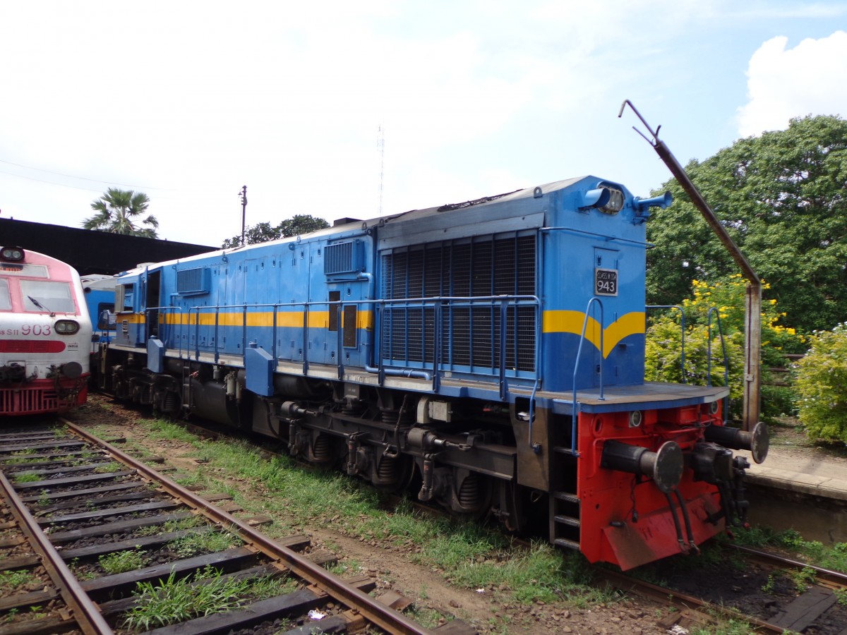 One of the newly joined Class M10 locomotive to SLR is seen at Medwatchchiya in the northern line with a Class S11 DMU on the side.