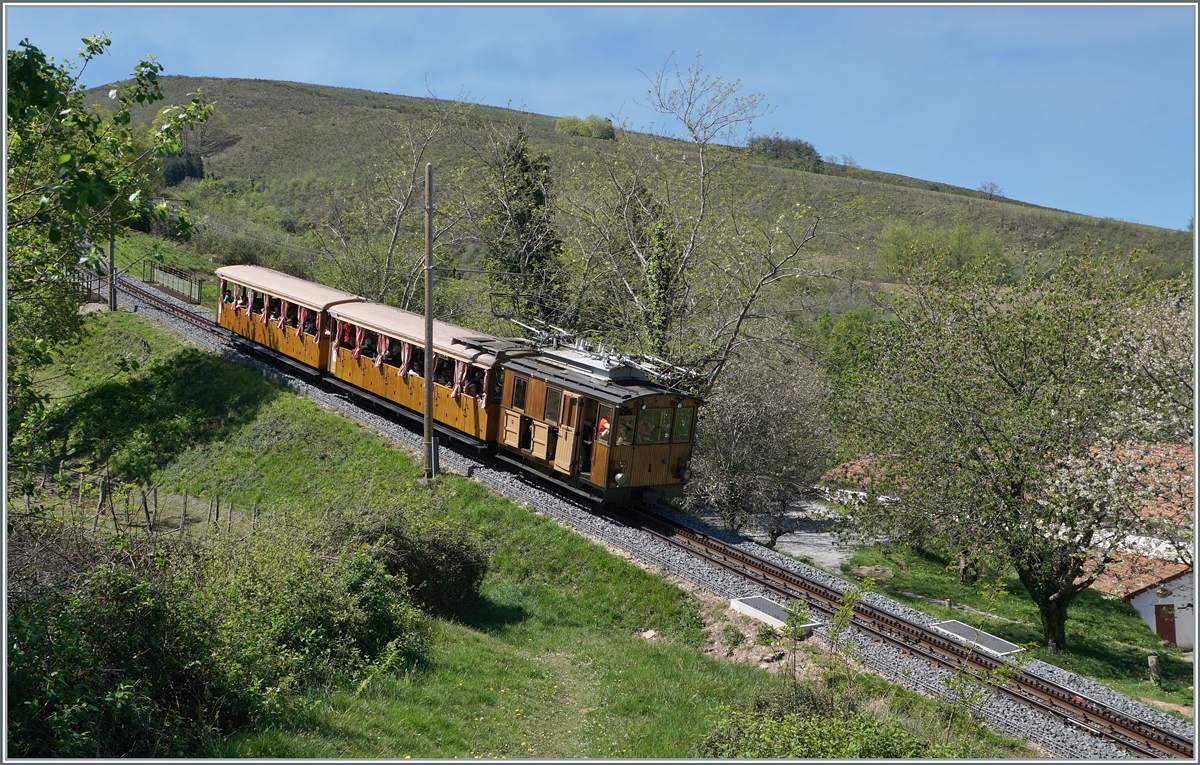 One of the three-phase HG 2/2 trains reaches the  valley station  at the Col de Saint-Ignace pass at 198 m above sea level in Kärze. There I asked a train driver what the locomotive was called -  locomotive , was the answer: He 2/2 or something similar only made me shake my head. Internet research revealed that the He 2/2 1 - 4 were built in 1914 by the SLM and BBC under the factory number 2428 - 2431; they came into operation when the railway opened in 1924. The He 2/2 3 locomotive was with the He 2/2 3 from 1938 Luchon Superbagnères cable car in use. Today six of seven locomotives are in use on the Chemin de La Rhune, as after the closure of the Luchon Superbagnères mountain railway, the He 2/2 built by SLM with the serial numbers 2233 -2235 came to the Chemin de La Rhune, with the H 2 /2 4 accidents. April 12, 2024