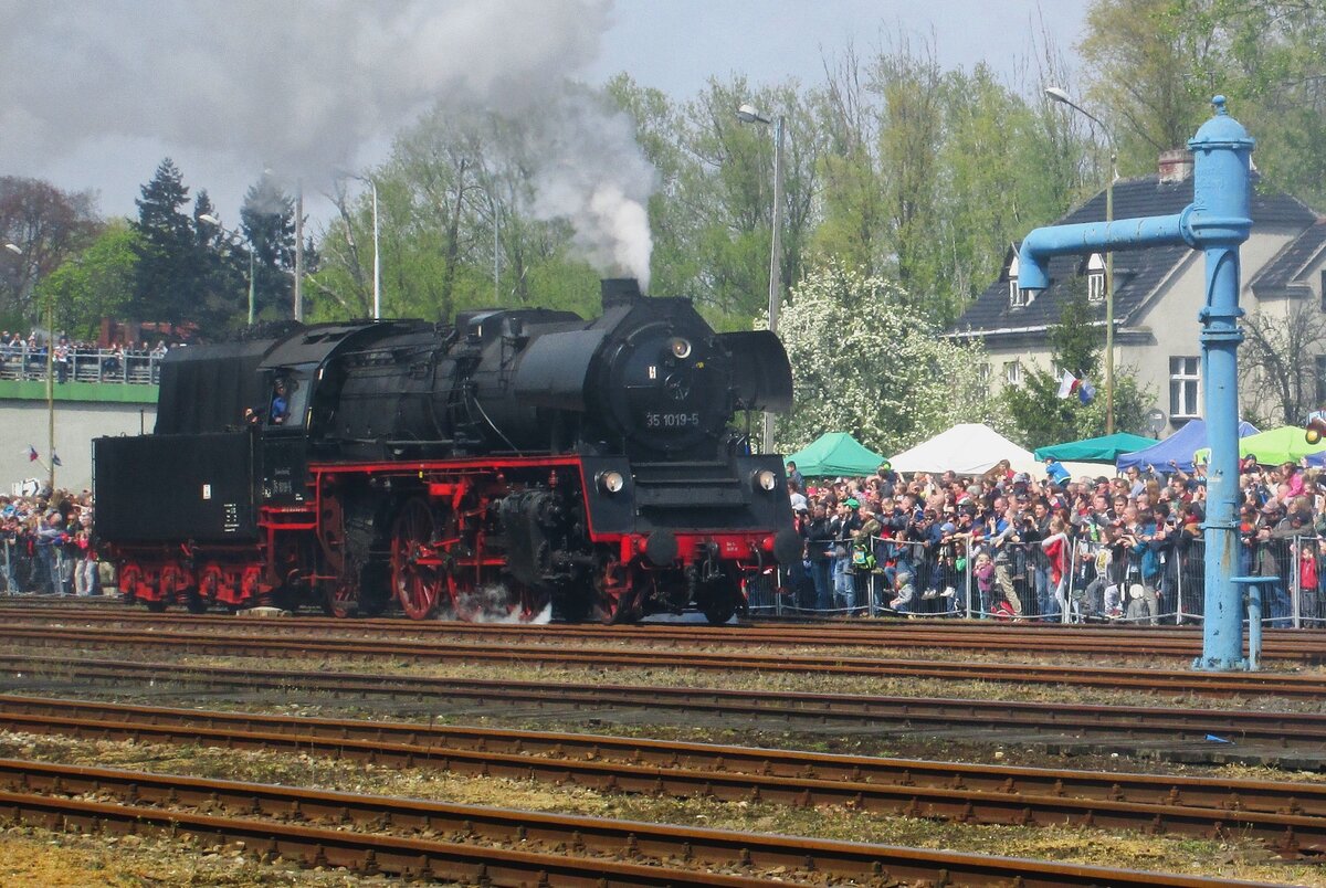 One of twelve participants in the loco parade at Wolsztyn on 30 April 2016 was East-German 35 1019, seen here on the verge of passing a water crane.