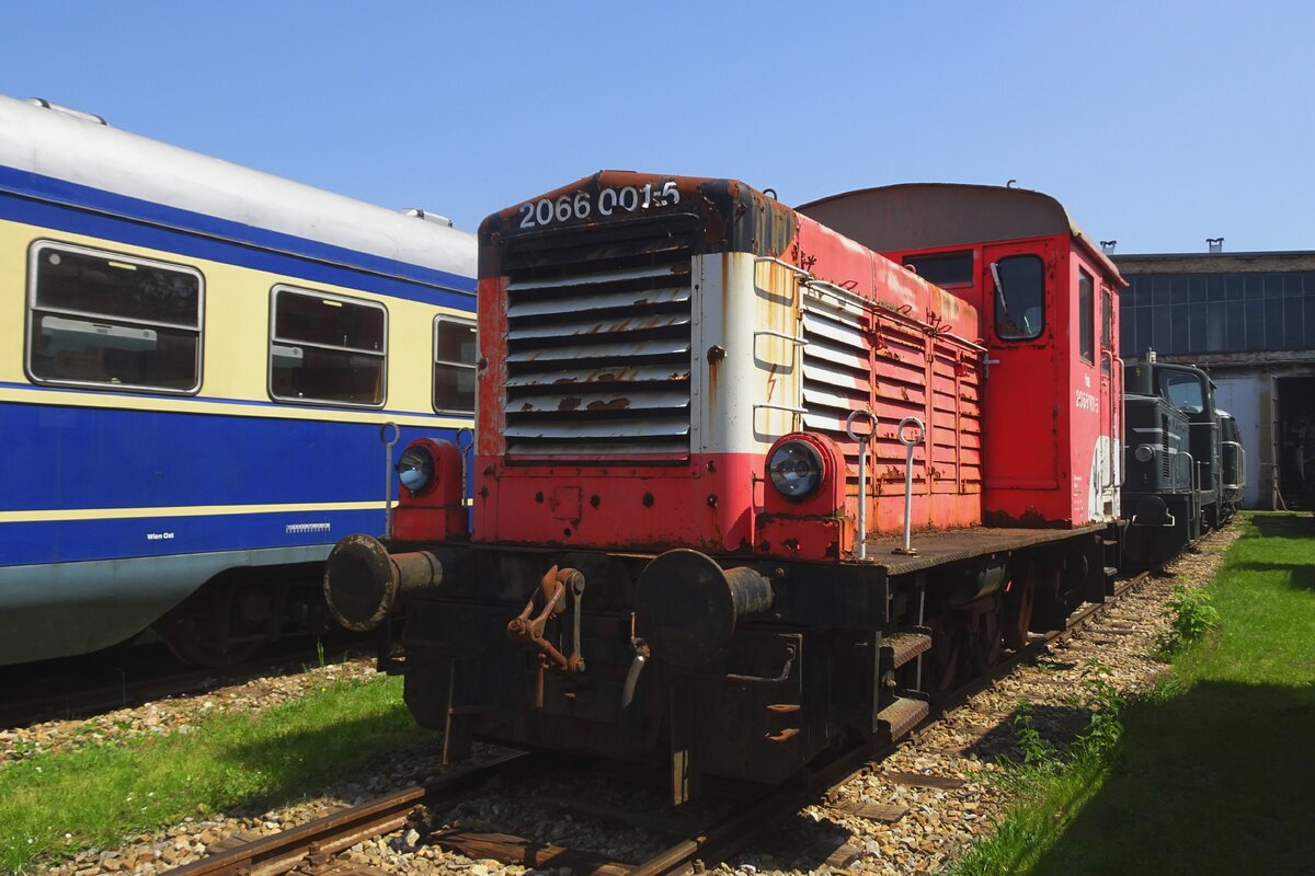 One-off 2066.001 was rebuild from 1945 from the wreckage of a Wehrmacht Diesel shunter and was put in to service by ÖBB in 1955 at the works in Floridsdorf. Decommissioned in 1994, she stayed a while at Mistelbach before being transferred to the Heizhaus Strasshof museum, wher she -in less-than-fine state- was photographed on 21 May 2023.