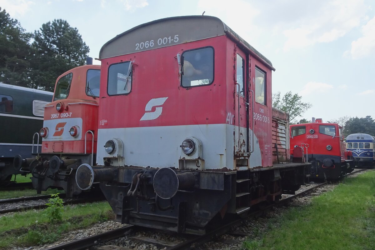 One-off 2066.001 was rebuild from 1945 from the wreckage of a Wehrmacht Diesel shunter and was put in to service by ÖBB in 1955 at the works in Floridsdorf. Decommissioned in 1994, she stayed a while at Mistelbach before being transferred to the Heizhaus Strasshof museum, wher she -in less-than-fine state- was photographed on 21 May 2023.