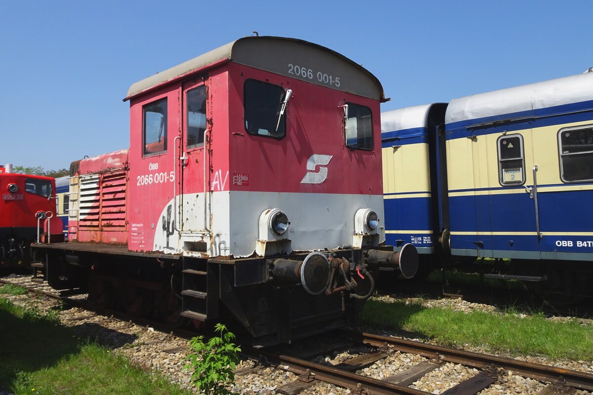 One-off 2066.001 was rebuild from 1945 from the wreckage of a Wehrmacht Diesel shunter and was put in to service by ÖBB in 1955 at the works in Floridsdorf. Decommissioned in 1994, she stayed a while at Mistelbach before being transferred to the Heizhaus Strasshof museum, wher she -in less-than-fine state- was photographed on 21 May 2023.