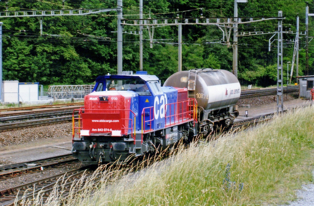 One tank wagon is shunted by 843 074 near Erstfeld on 15 September 2010.