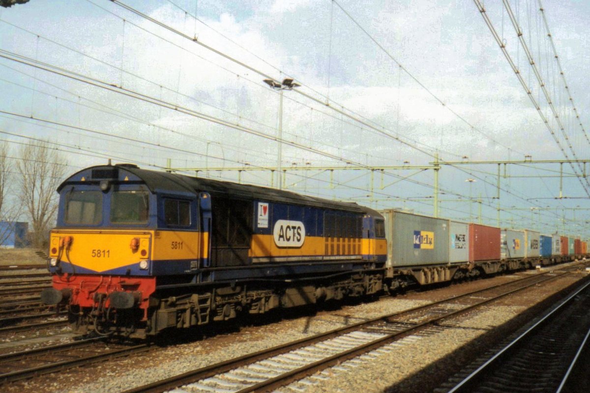 Only a few years, ACTS and her fans could enjoy three ex-BR Class 58s, 5811 hauling a diverted container train into Nijmegen on 23 June 2003.