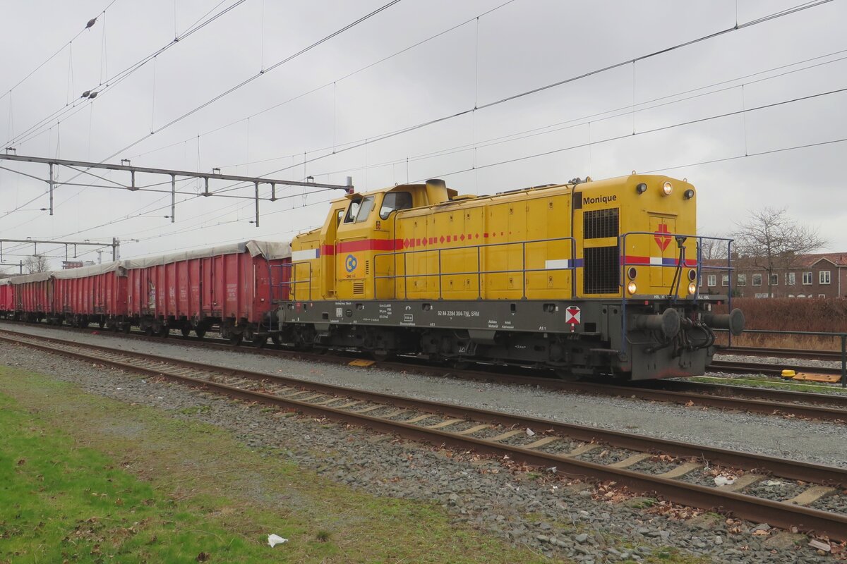 OOC/Strukton 303004 gets coupled to the aforementioned freight at Oss on 3 February 2023.