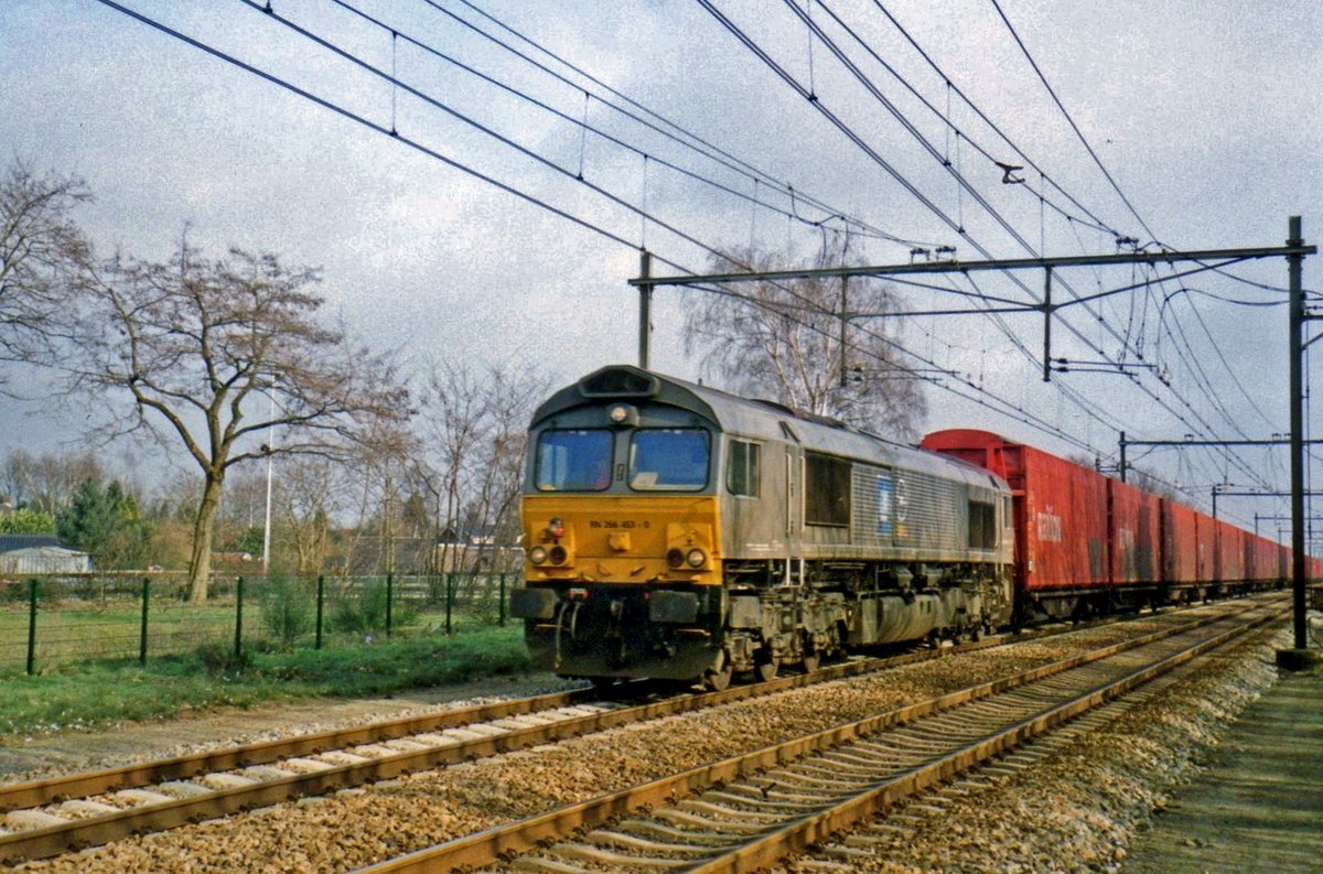 Opel train with 266 452 speeds through Wijchen on 24 March 2008. Two years later, the Opel facilities at Antwerpen-Oorderen shut down as a consequence of the economic crisis of 2009.