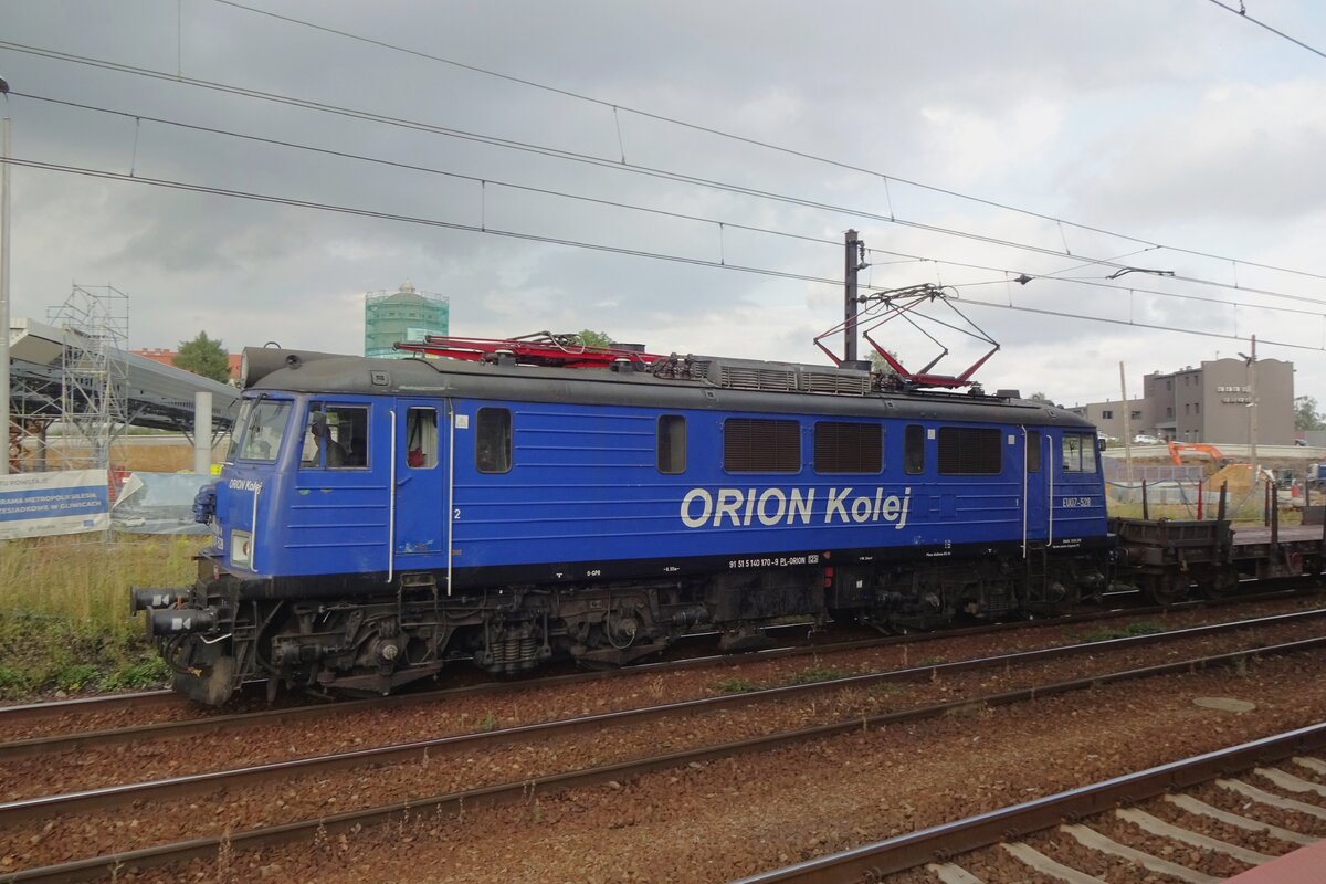 Orion Kolej EU07-528 passes through the totaly rebuild station of Gliwice on 22 August 2021.