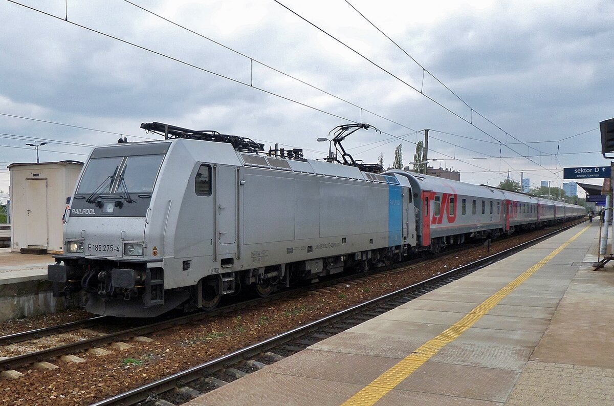 Overnight train to Moskwa (via Minsk in Bjelarus) with 186 275 stands at Warszawa-Wschodnia on 1 May 2016.