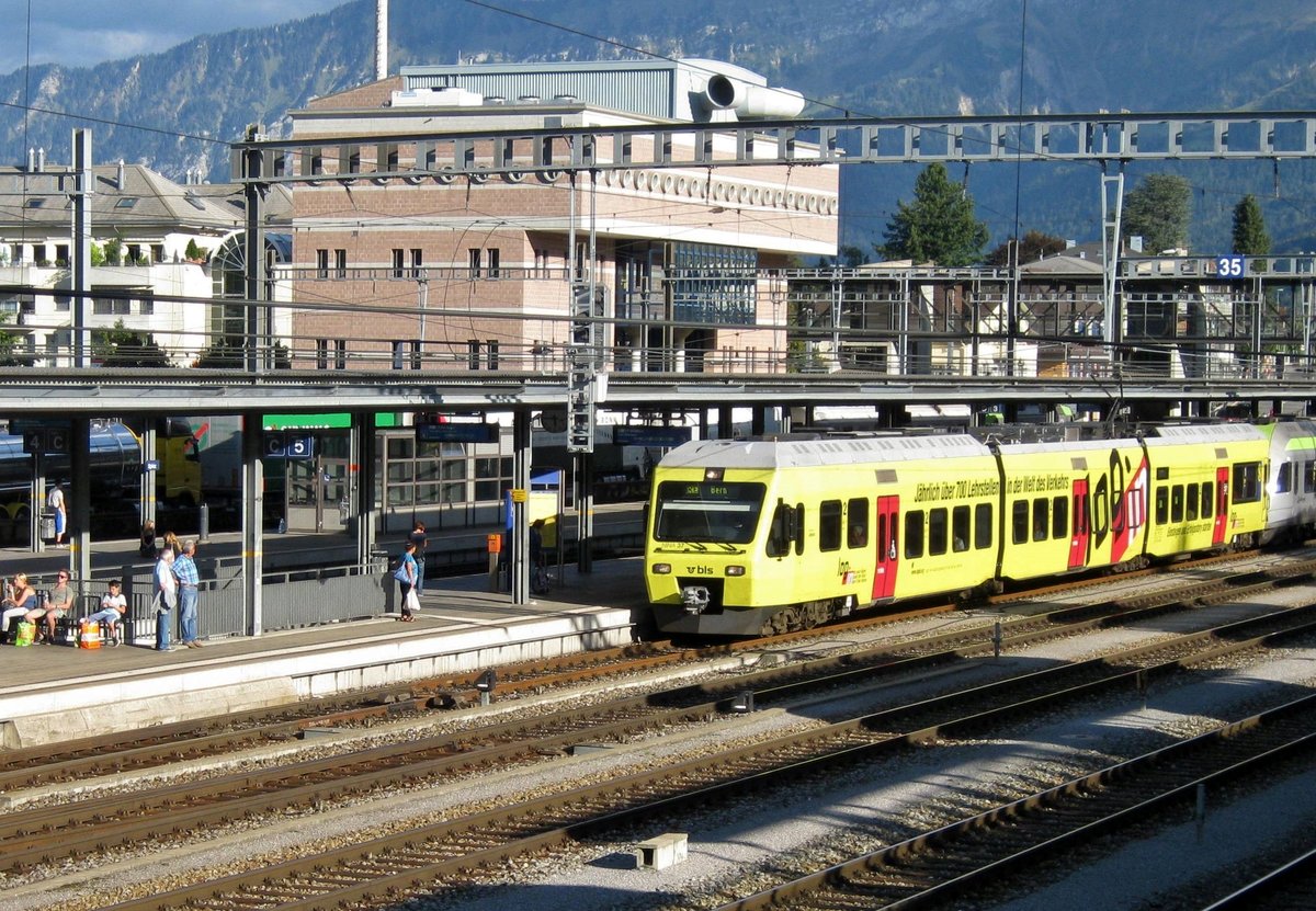 Overview on station Spiez of 13 May 2010 with NINA 037 advertising for Swiss internet.