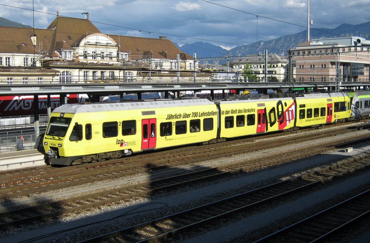 Overview on station Spiez of 13 May 2010 with NINA 037 advertising for Swiss internet.