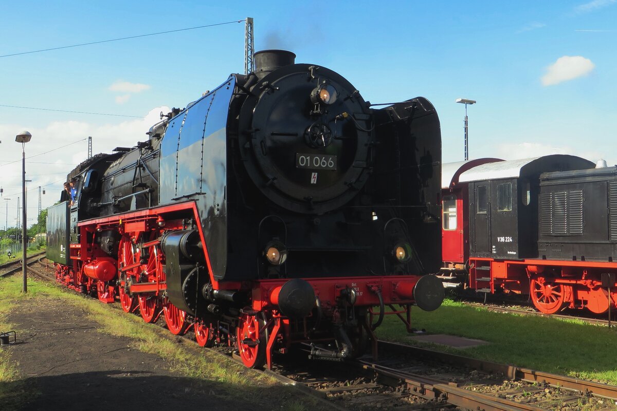 Pacific 01 066 moves herself toward the loco shed at the BEM in Nördlingen on 29 May 2022.