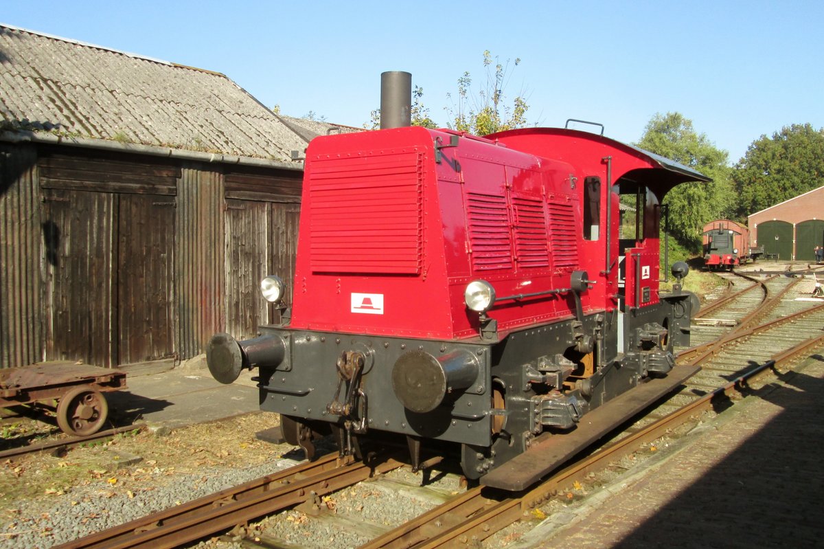 Pakhoed 16 is a forner NS Sik (Goat) Class 200/300 and stands on 25 October 2018 at Boekelo with the MBS.