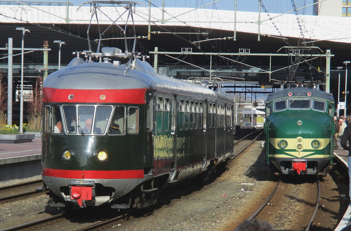 Parallel shot: NSM 273 quits Rotterdam Centraal on 26 March 2017 as part of the good-bye to the Hoekse Lijn (Hoek van Holland<=>Rotterdam), whilst Stichting Hondekop 766 takes on a new load of passengers on this special weekend, where three museum EMUs were deployed to bid a nice farewell to the Hoekse Lijn.