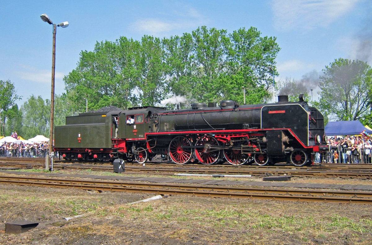 Part of the Grand Parade of Steaming Packaging (thanxx Genesis for the title in 1974) in Wolsztyn on 30 April 2011 was Pm36-2 'Beautiful Helena'. 