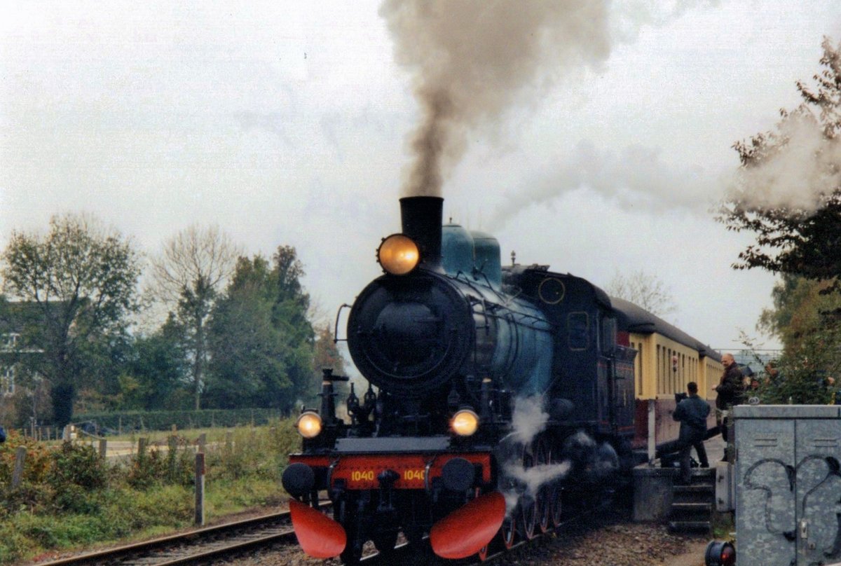 Passengers board an extra ZLSM train with 1040 at the reins at Schin-op-Geul on 13 August 2005.