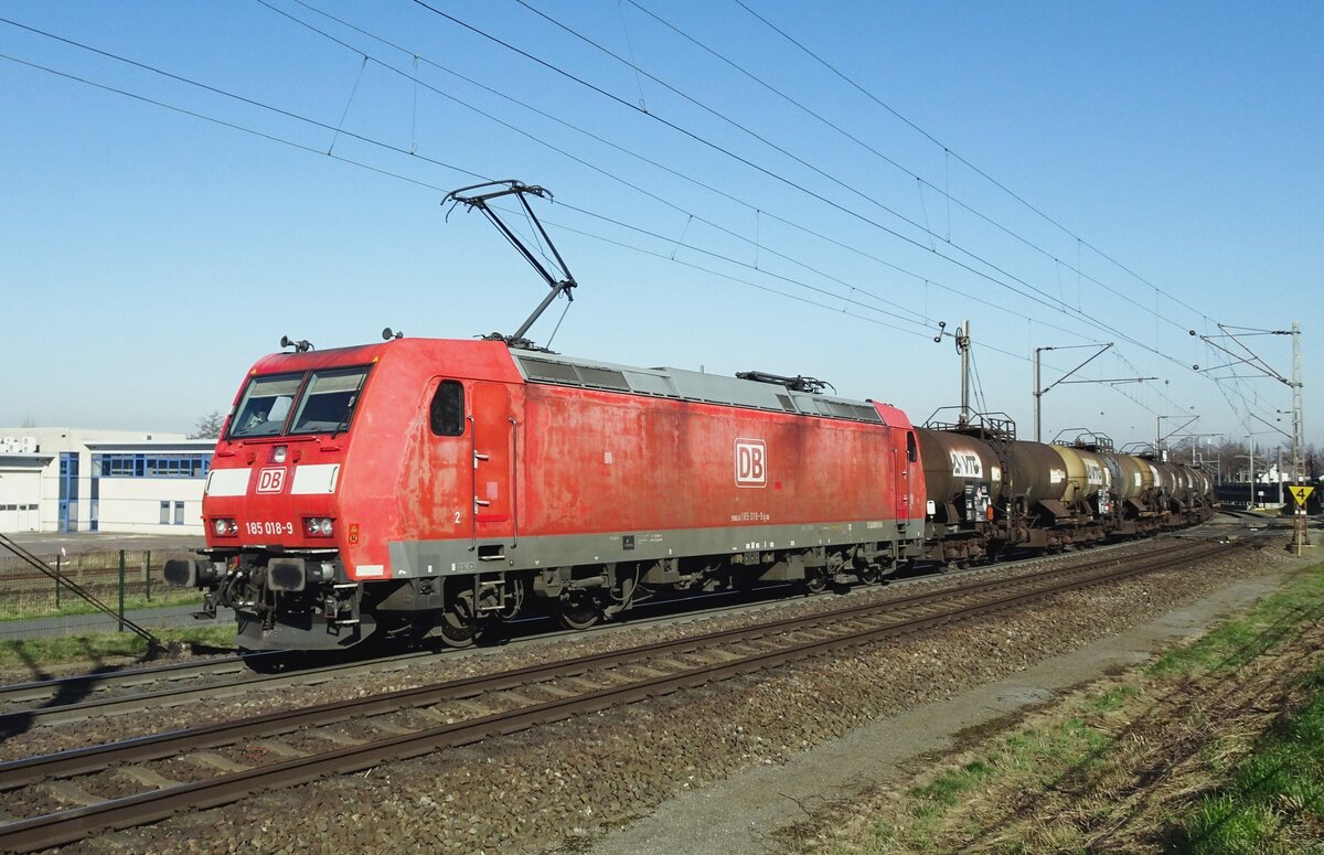 Patchy 185 018 hauls a train with sulphuric acid out of Venlo on 4 March 2022.