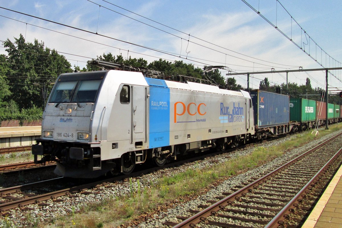 PCC/RTB 186 424 passes through Boxtel on 22 August 2015.