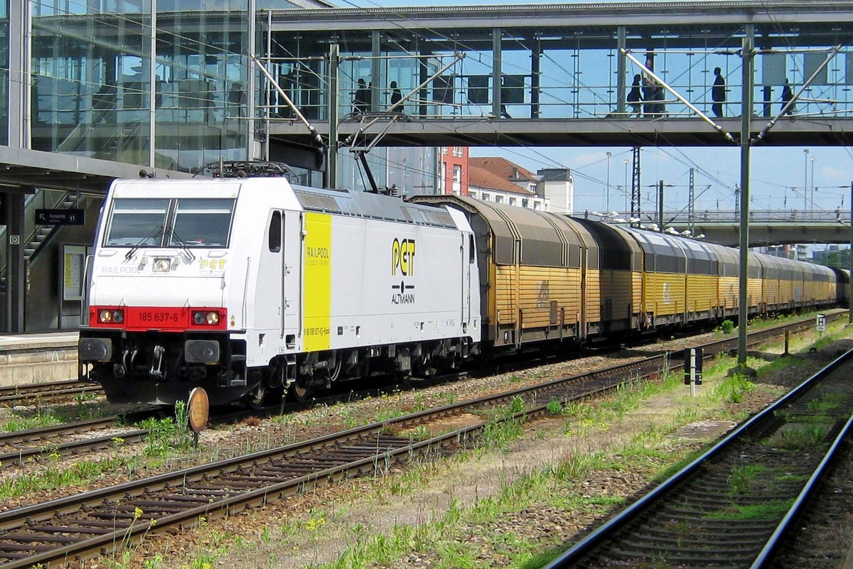 PCT Altmann car carrying train with 185 637 at the reins passes slowly through Regensburg Hbf on 15 May 2012.