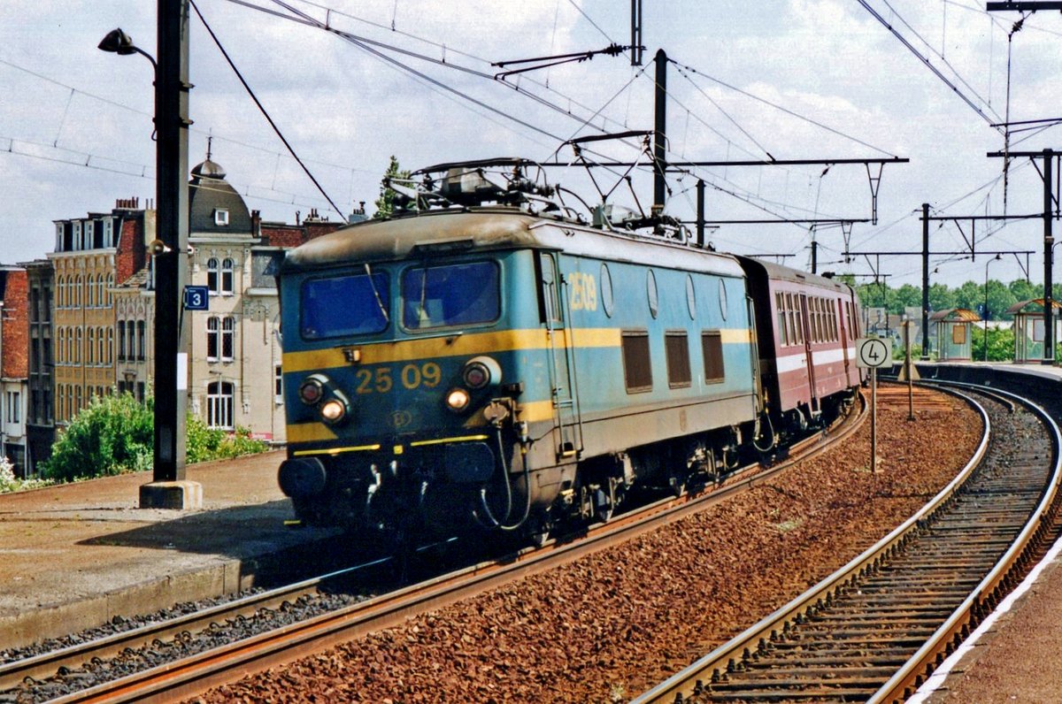Peak hour train with 2509 calls on 16 May 2002 at Antwerpen-Dam.