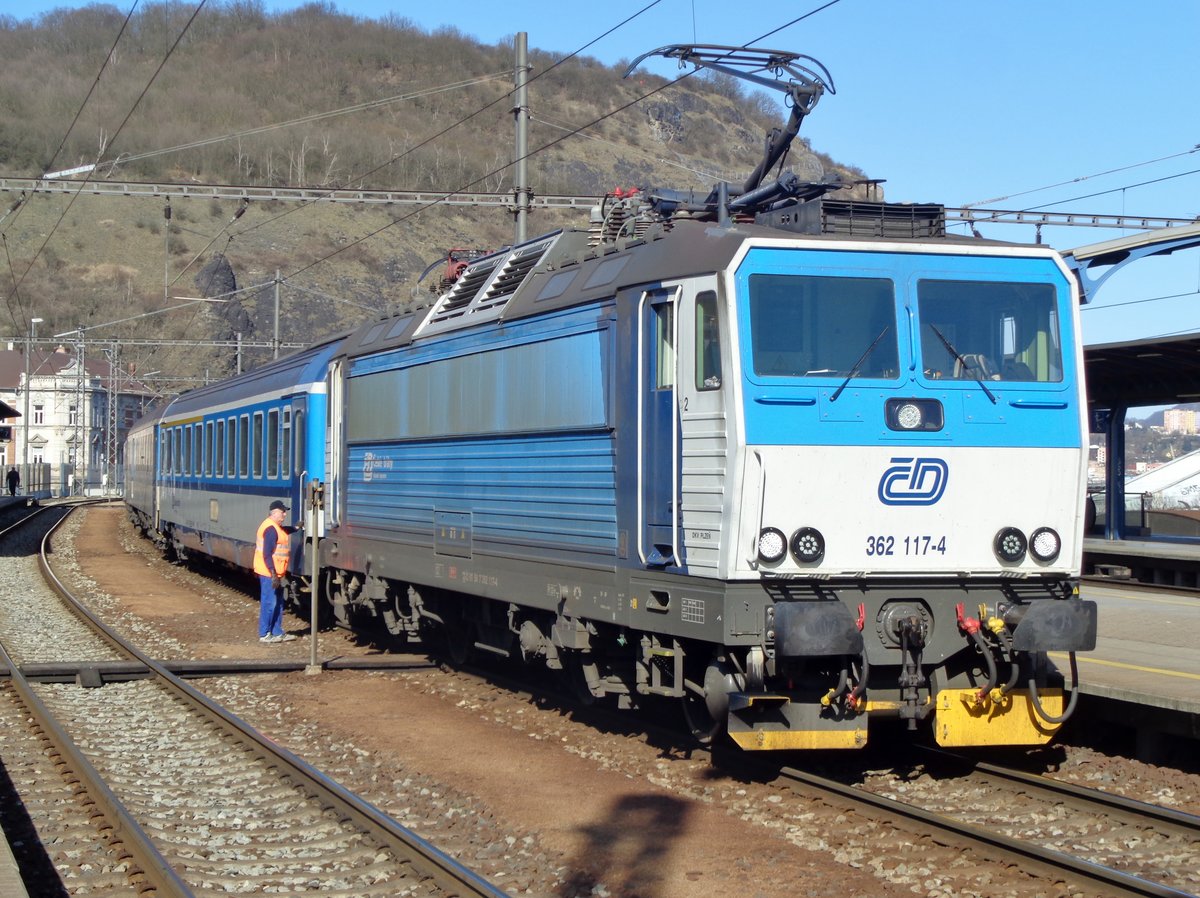 Pershing 362 117 readies herself for departure at Usti-nad-Labem on 6 April 2018.