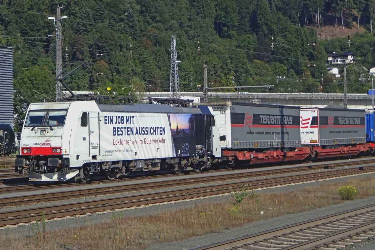 Perspective Job! On 17 September 2019 Lokomotion 186 443 enters Kufstein hauling an intermodal train and recruiting new loco drivers.