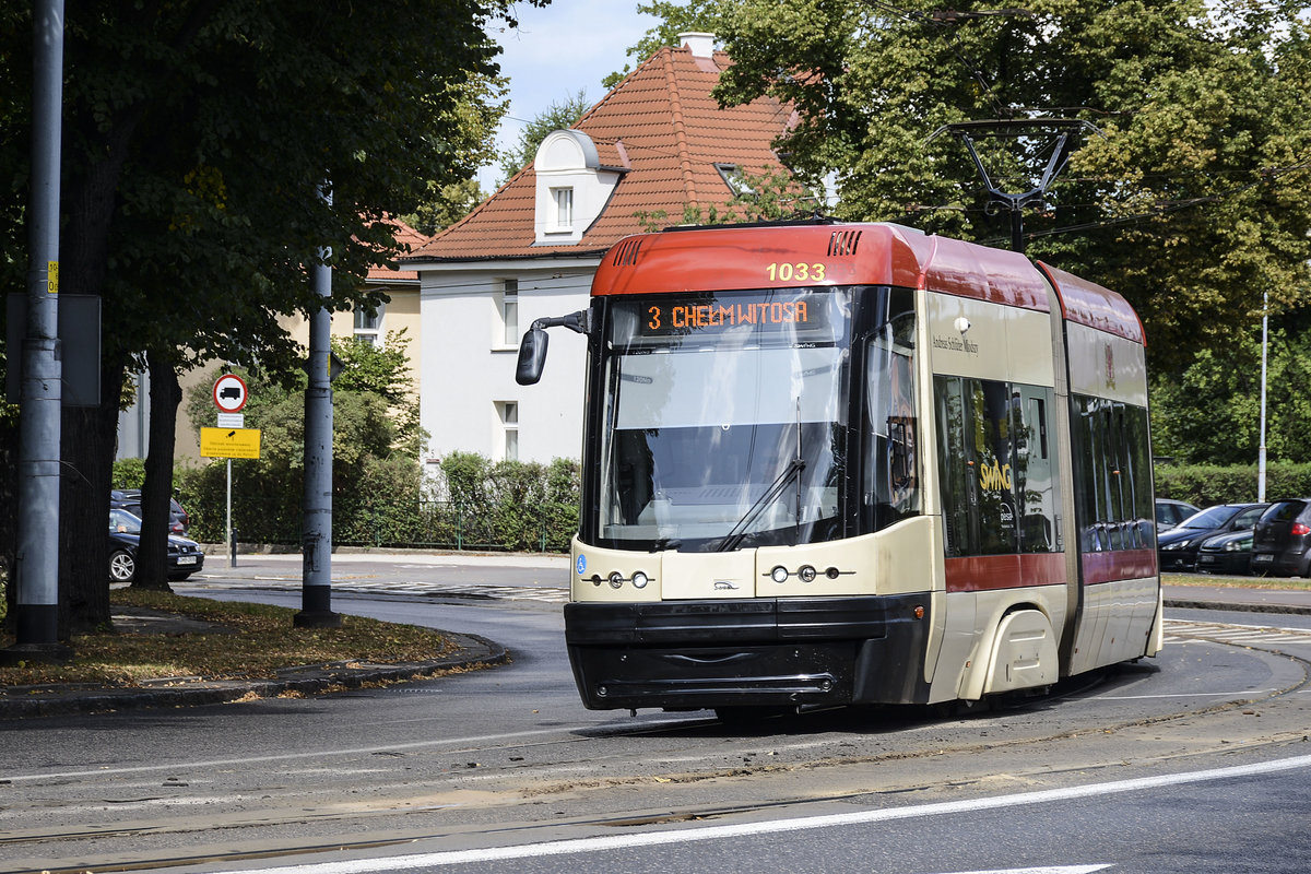 Pesa 120Na (1033) ZTM Gdańsk  on line 3 in Gdánsk. Aufnahme: 14. August 2019.