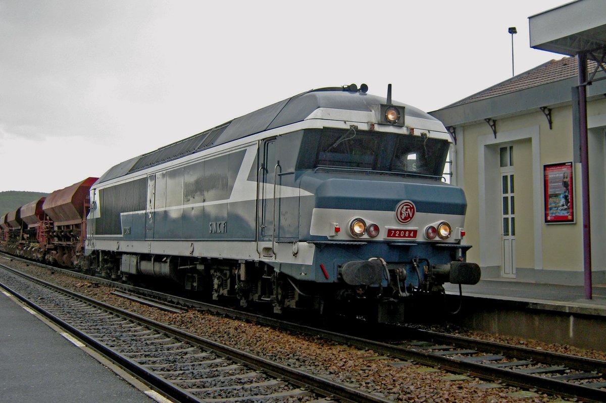 Photo freight with 72084 thunders through Longueville on a rainy 18 September 2011.