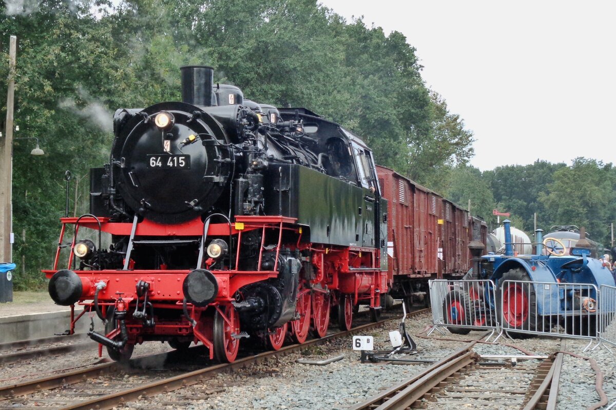Photo freight with VSM's 64 415 stands on 2 September 2018 at Loenen.