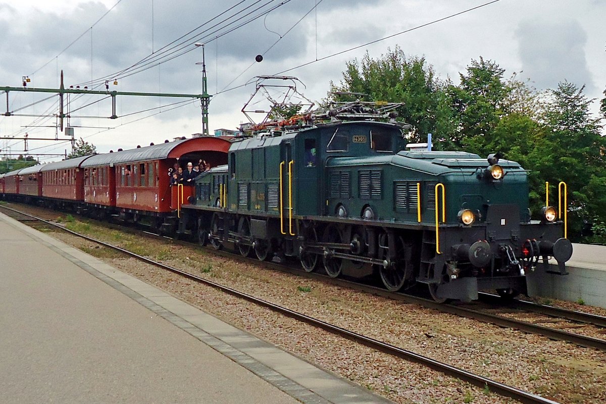 Pity of the grey weather! SBB 14305 on guest play with an extra train at Gävle on 12 September 2015 to commemmorate 100 years of electrification in Sweden. Rumour has is, that the Swedes and the Swiss made a bet on whether it was feasible to get a Swiss Crocodile in Sweden. The Swiss won and the Swedes duly paid the costs of the transfer of the Crocodile -still according to rumours! 