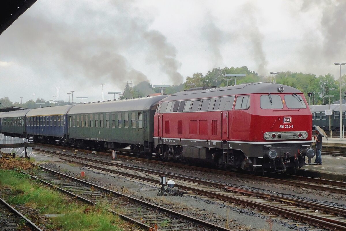 Pity of the rain: IGE 216 224 departs from Neuenmarkt-Wirsberg on a soaking wet 21 September 2014.