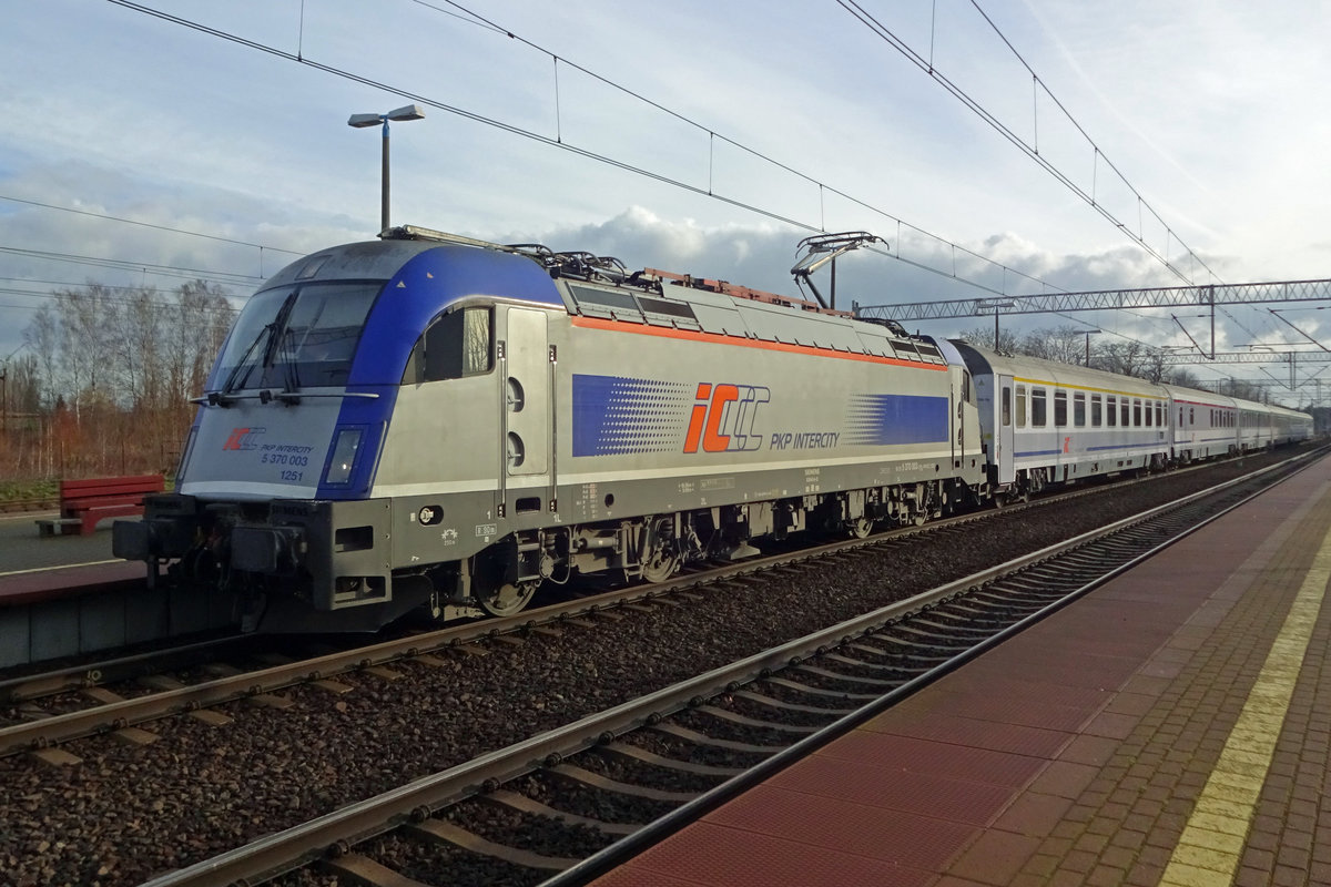 PKP 370 003 calls at Rzepin on 25 February 2020.